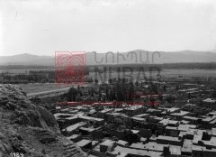Vue partielle de Van en 1916, avec les destructions dues aux combats de 1915 visibles au premier plan (photo Aram Vrouyr, coll. Musée d’Histoire d’Arménie).